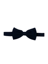 Load image into Gallery viewer, Black Horizontal Pleated Silk Bow Tie &amp; Solid Pocket Square Set